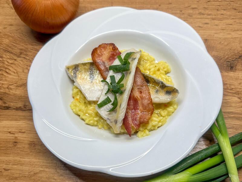 Bacon-crusted pikeperch on lemon risotto