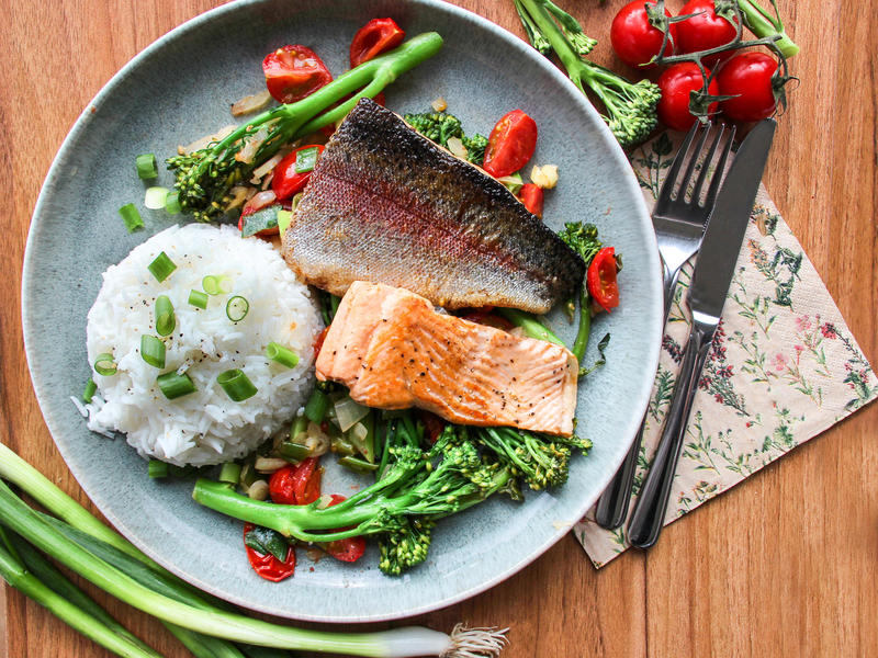Salmon trout fillets with broccoli and tomato pan