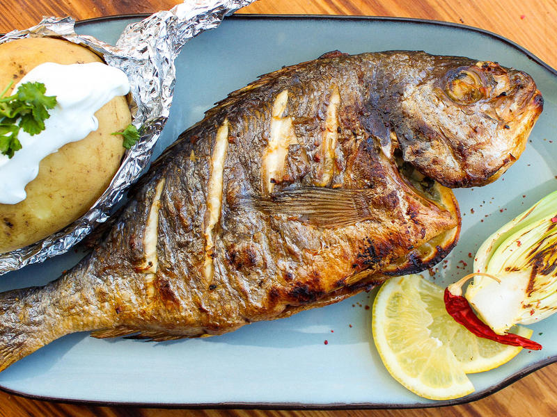 Grilled gilthead with baked potato