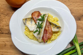 Bacon-crusted pikeperch on lemon risotto