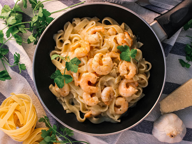 Pasta with shrimps and parmesan sauce